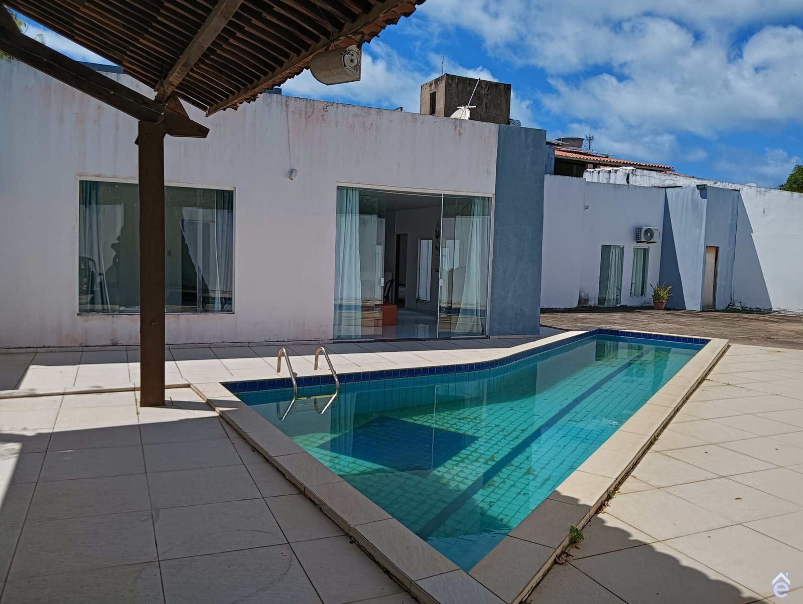 Casa à venda na Barra de São Miguel, 4 quartos, 2 suítes, piscina e área gourmet.