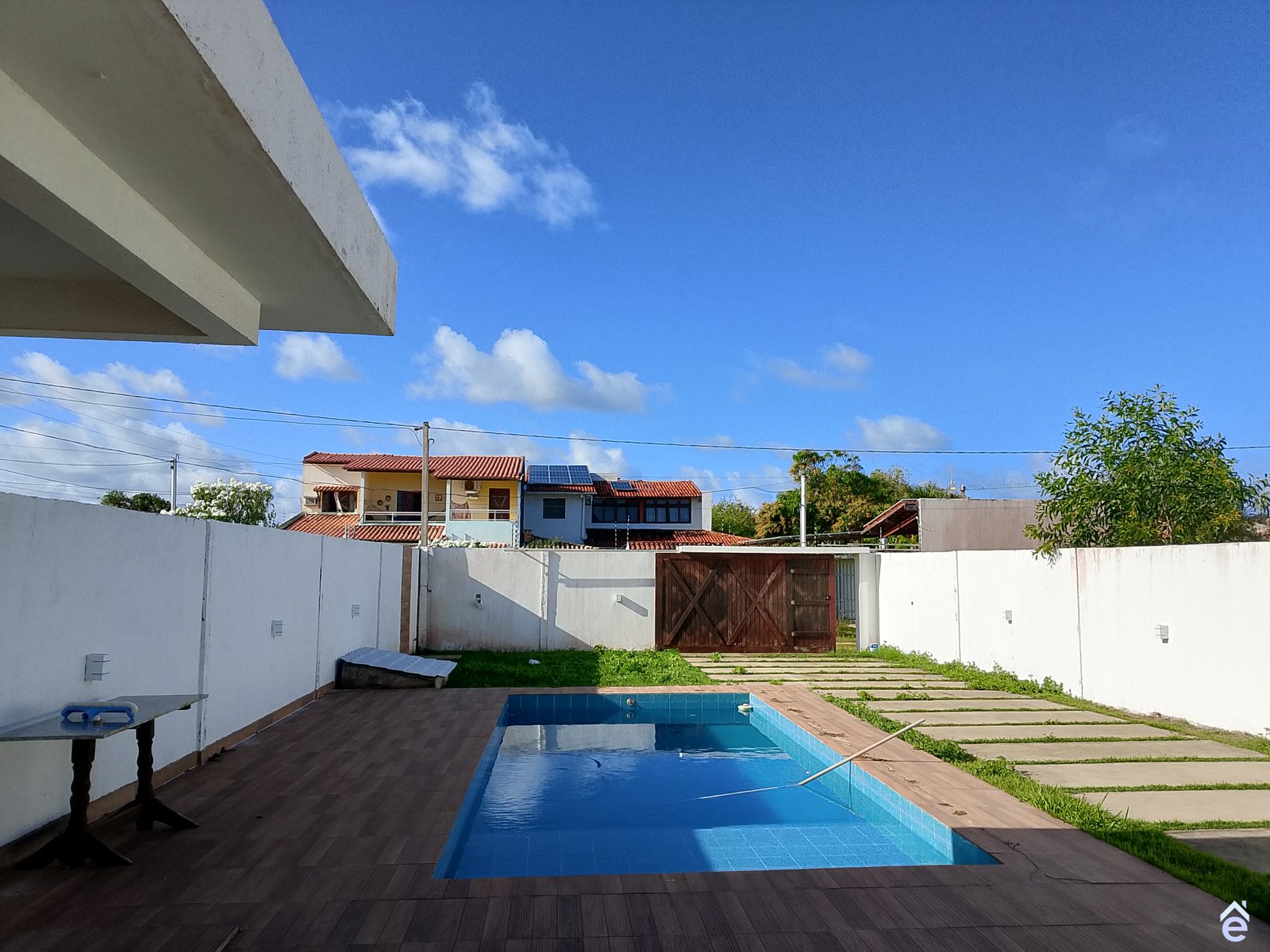 Casa na Berra de São Miguel, com 3 quartos, sendo 3 suítes, sala e cozinha integrada, piscina, churrasqueira.